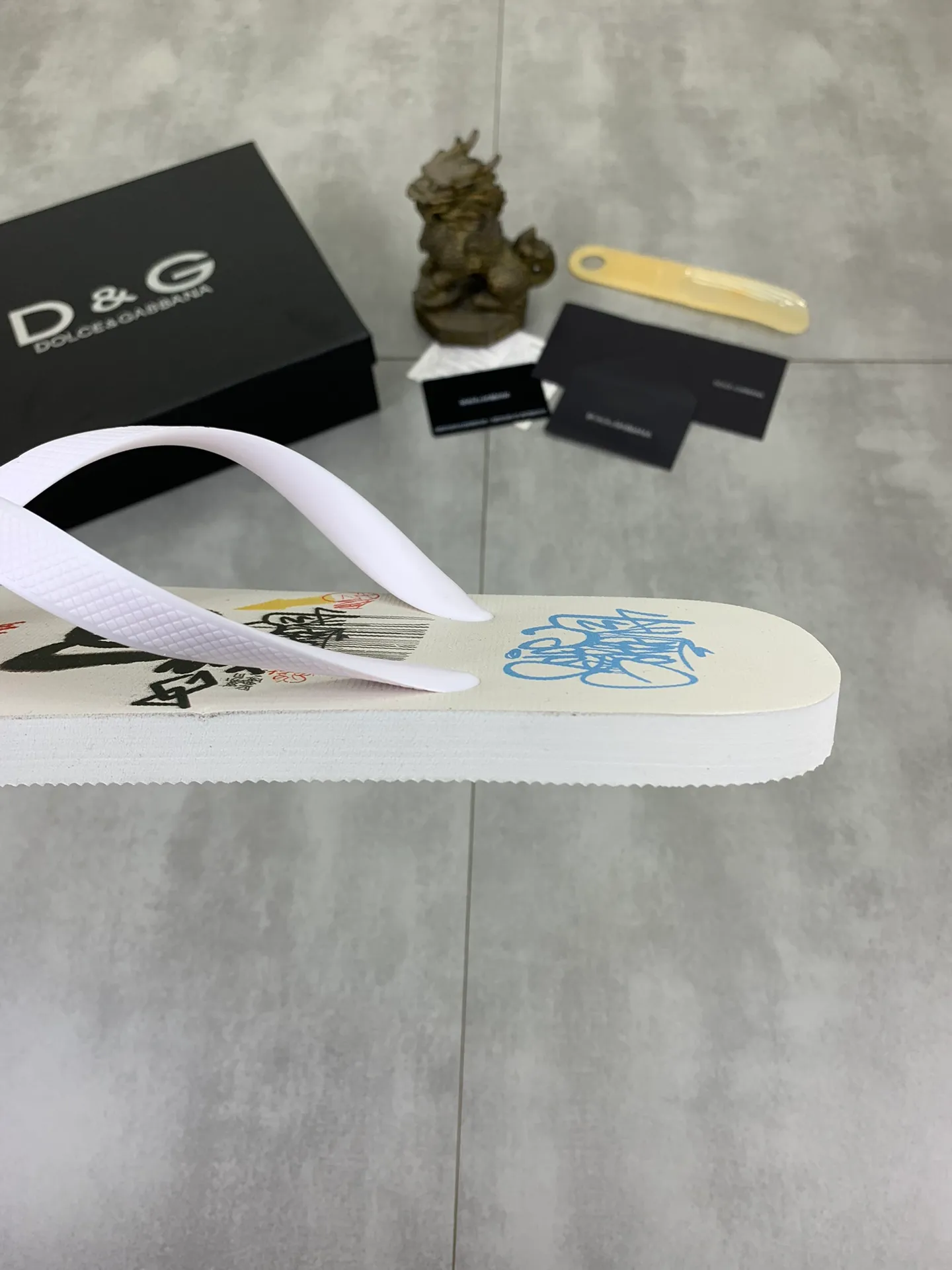 Men's Men's Shoes💰P220💰[New Style]🆘[DG]Official Website Couple🧑‍🤝‍🧑Hot-selling Dolce & Gabbana Men's Flip-Flops are on sale at the counter simultaneously! Original fabric imported from Italy. Original bottom provided by the original factory. Size: Adult 36-45. Children’s size: 30-37. Multiple colors available.